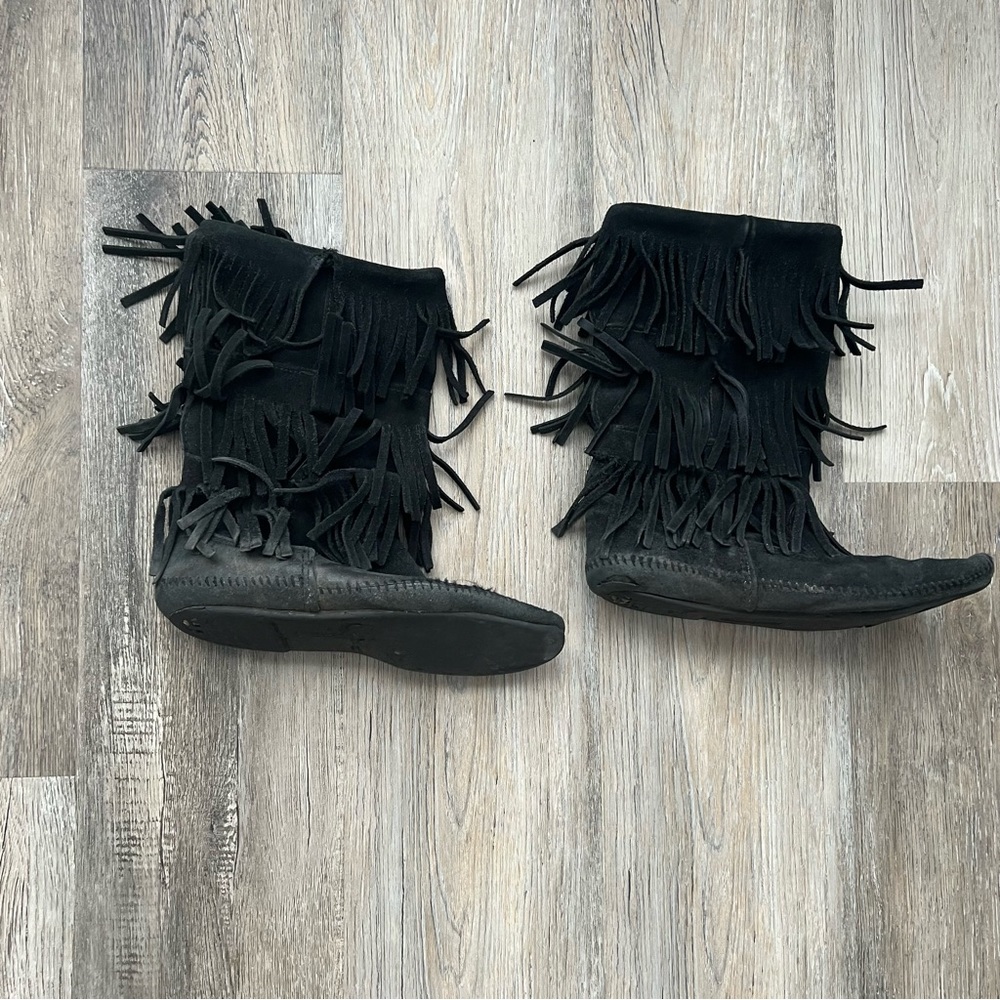 Minnetonka 3 tier fringe boots